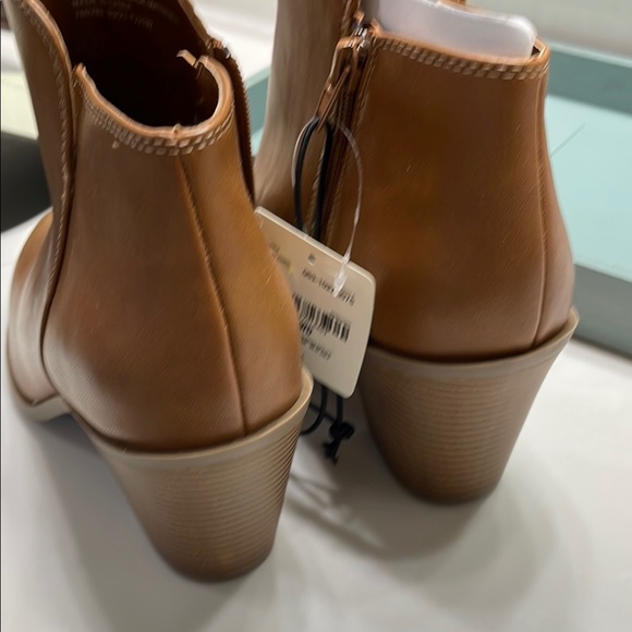 Elegant Tan Ankle Boots - Picture 3 of 5